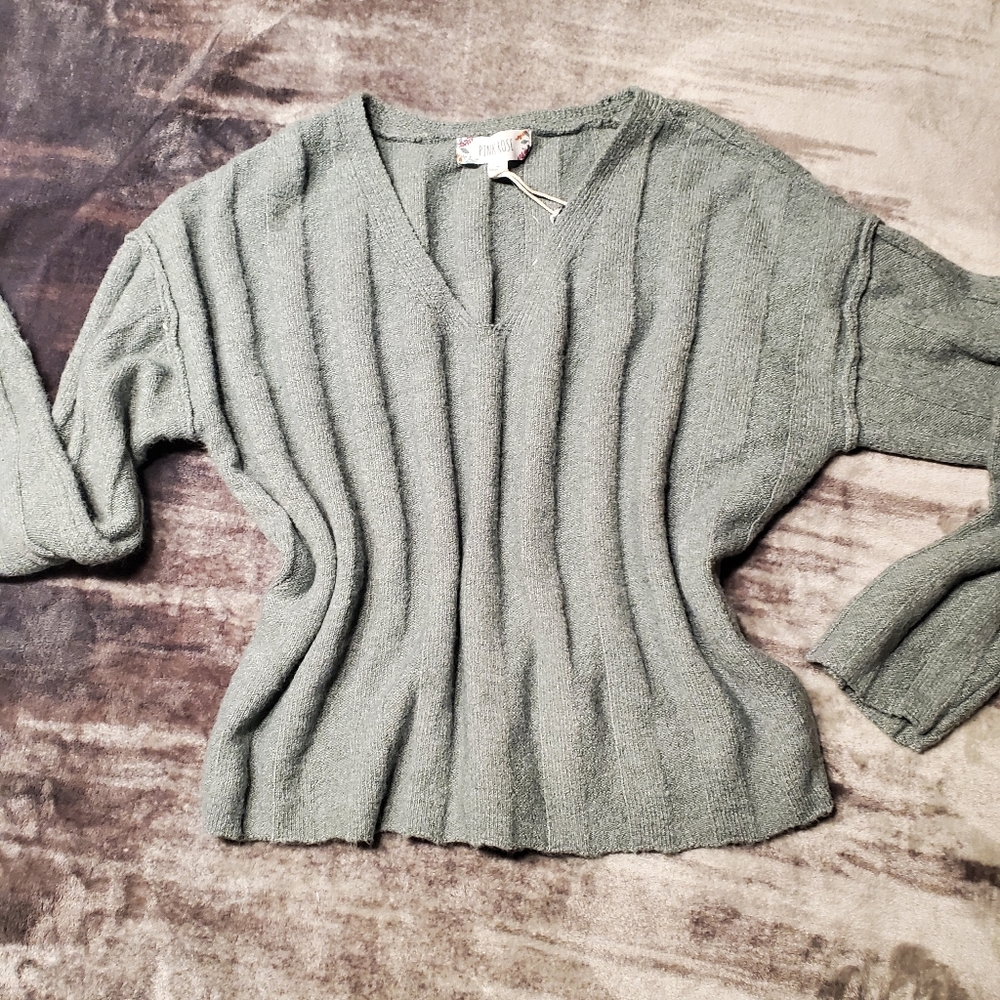 ♡♡♡♡♡ NWT Pink Rose knit sweater. - Picture 7 of 11